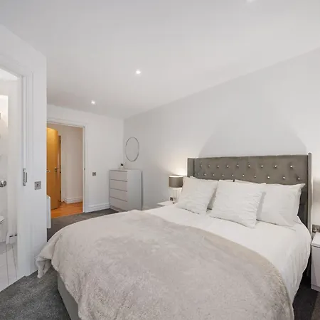 2 Bedroom In Hoxton Square, Shoreditch, London, N1