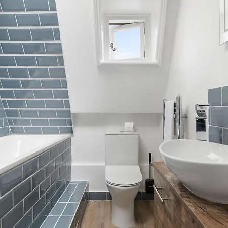 Serenity Escape - La Reserve Knightsbridge Apartment
