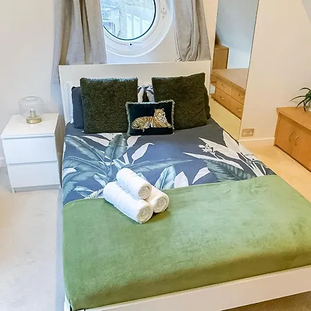 Detached House With Free Parking In Little Venice Near Paddington Hyde Park London