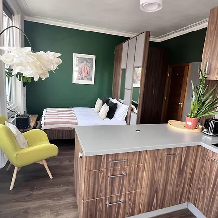 Cozy With Great Location Apartment