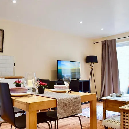 Stylish And Homely 4 Bedroom In East Apartment