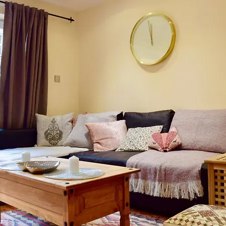 Apartment Stylish And Homely 4 Bedroom In East