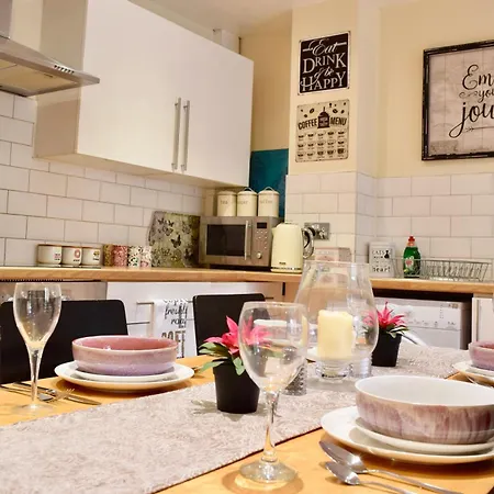 Stylish And Homely 4 Bedroom In East * London
