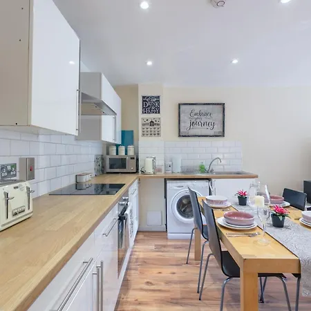 Stylish And Homely 4 Bedroom In East