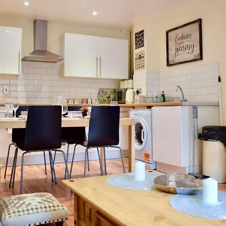 Stylish And Homely 4 Bedroom In East Apartment *