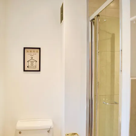 Stylish And Homely 4 Bedroom In East Apartment London
