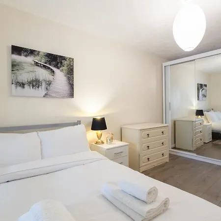 Stylish And Homely 4 Bedroom In East * London