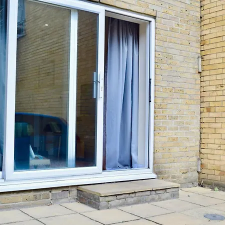 Stylish And Homely 4 Bedroom In East