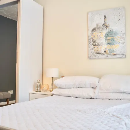 Stylish And Homely 4 Bedroom In East Apartment *
