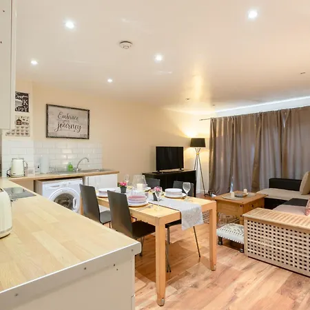 Apartment Stylish And Homely 4 Bedroom In East London