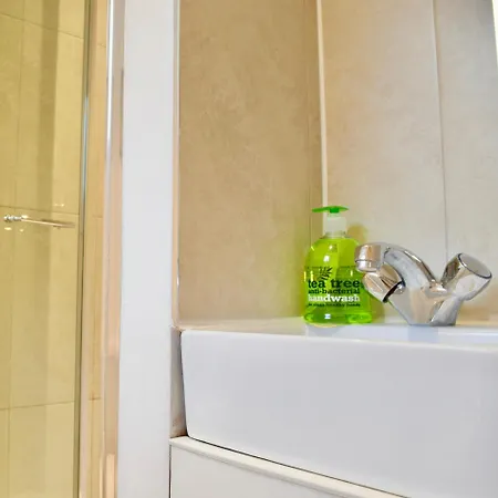 Stylish And Homely 4 Bedroom In East London