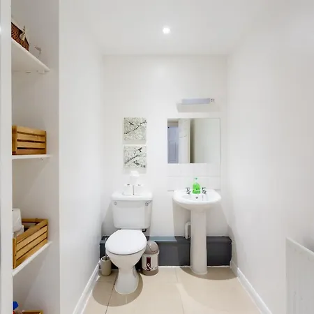 Stylish And Homely 4 Bedroom In East * London