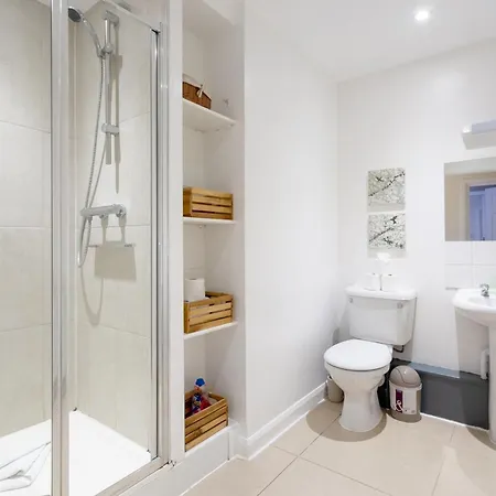 Stylish And Homely 4 Bedroom In East