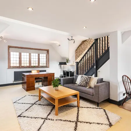 Designer 1 Bed Loft Apartment, Sw16 *