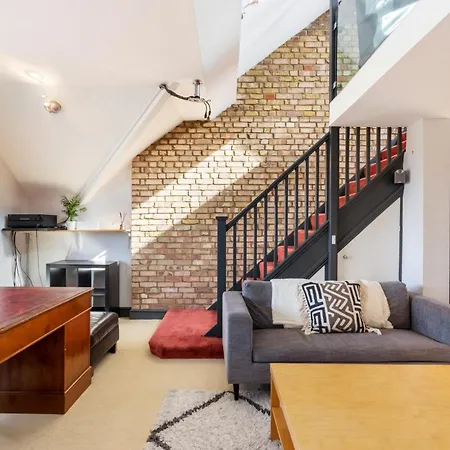 Designer 1 Bed Loft Apartment, Sw16 London