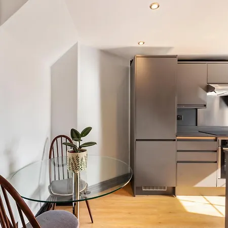 Designer 1 Bed Loft Apartment, Sw16 * London