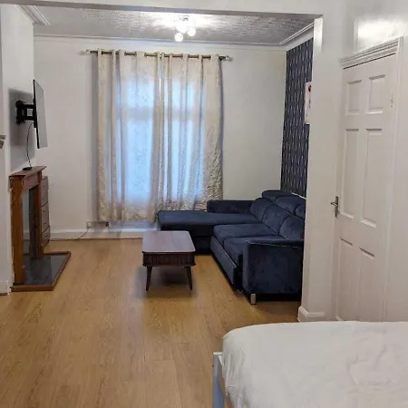 Holiday home 3 Bedroom House,4beds, 2 Baths Ilford ,12 Mins To Stratford