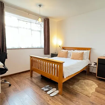 2 Bedrooms 2 Stations *