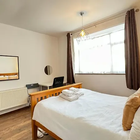 2 Bedrooms 2 Stations * Londen