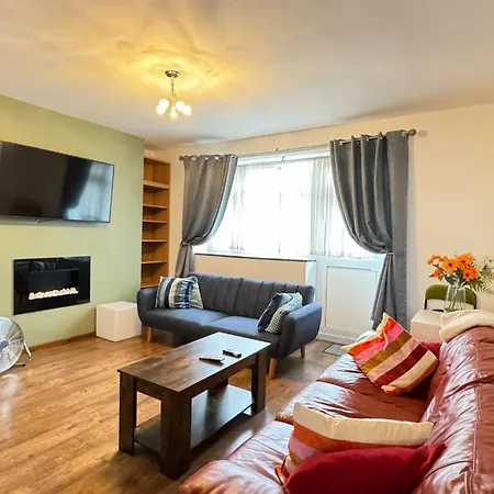 2 Bedrooms 2 Stations * Londen