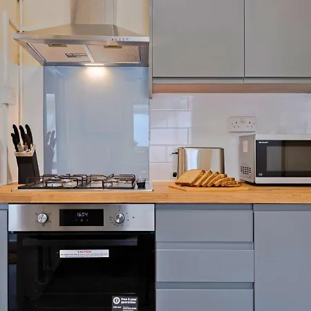 Apartment 2br South London - Free Street Parking, Wifi, Garden, Perfect For Long Stays!
