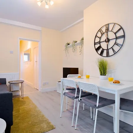 2br South London - Free Street Parking, Wifi, Garden, Perfect For Long Stays! Apartment *