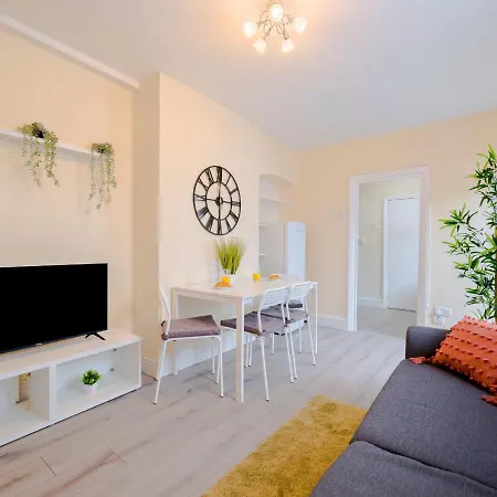 2br South London - Free Street Parking, Wifi, Garden, Perfect For Long Stays!
