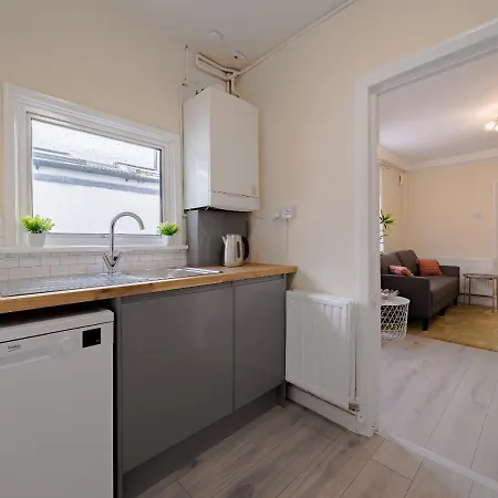 2br South London - Free Street Parking, Wifi, Garden, Perfect For Long Stays! Apartment