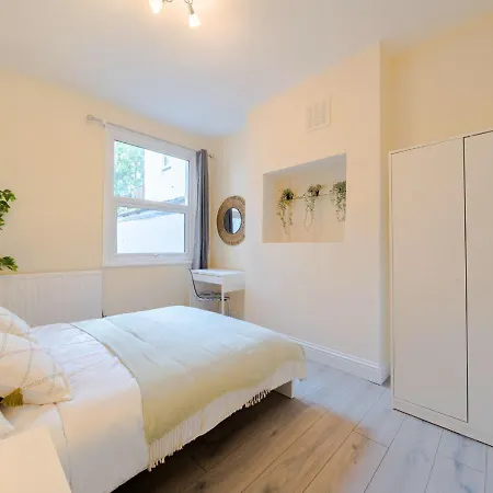 Apartment 2br South London - Free Street Parking, Wifi, Garden, Perfect For Long Stays!