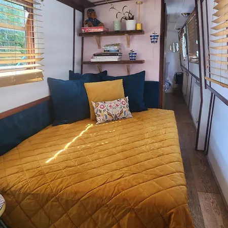 Lovely Canal Boat In Little Venice By Paddington For Family & Friends London