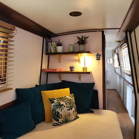 Lovely Canal Boat In Little Venice By Paddington For Family & Friends London