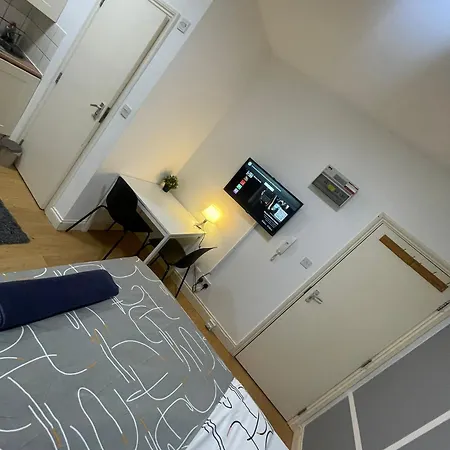 Chic Urban Retreat * London