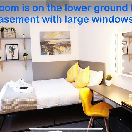 Stylish 1-minute Walk To Camden Town Metro, Shops, Cafes, Bars & Restaurants With Shared Bathrooms Alloggio in famiglia *