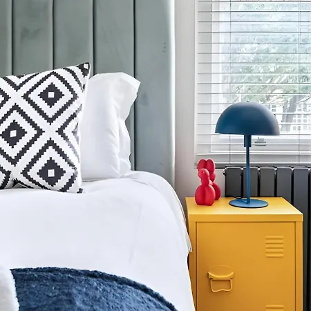 Apartment Vibrant Urban Escape, Family Friendly - Sleeps 8! *