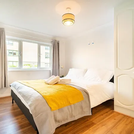 Bright And Spacious Flat With Free Parking London