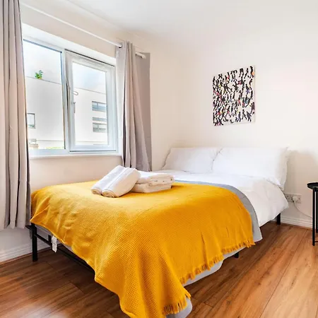 Bright And Spacious Flat With Free Parking Apartment