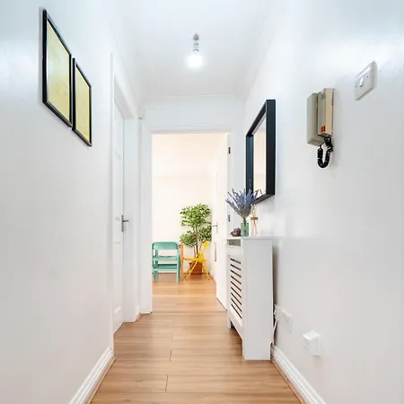 Apartment Bright And Spacious Flat With Free Parking London