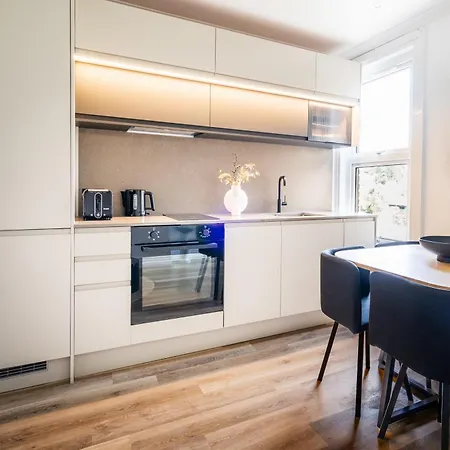 Newly Designed, 2br Apt, 5min From Northwood London Tube Station, Nato Hq, Ideal For Wembley, Warner Studio, Contractors