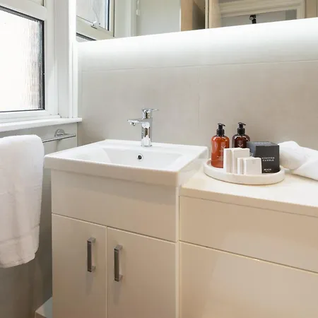Newly Designed, 2br Apt, 5min From Northwood London Tube Station, Nato Hq, Ideal For Wembley, Warner Studio, Contractors * Northwood (Greater London)