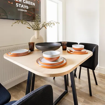Newly Designed, 2br Apt, 5min From Northwood London Tube Station, Nato Hq, Ideal For Wembley, Warner Studio, Contractors Apartment Northwood (Greater London)