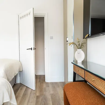 Newly Designed, 2br Apt, 5min From Northwood London Tube Station, Nato Hq, Ideal For Wembley, Warner Studio, Contractors *