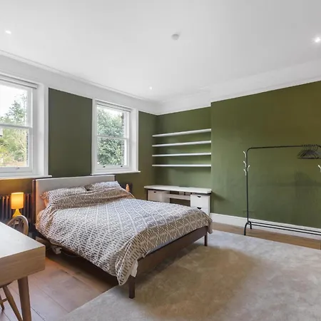 3 Bedroom Magical Hampstead Heath Apartment *