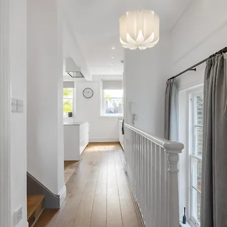 Apartment 3 Bedroom Magical Hampstead Heath *