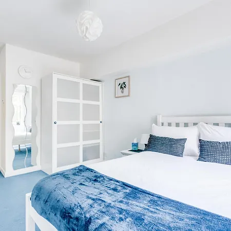 In Elephant & Castle With Parking Apartment London