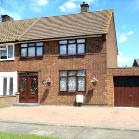Cosy Luxurious Large 3 Bedroom House, Free Parking, Free Wifi Apartment *