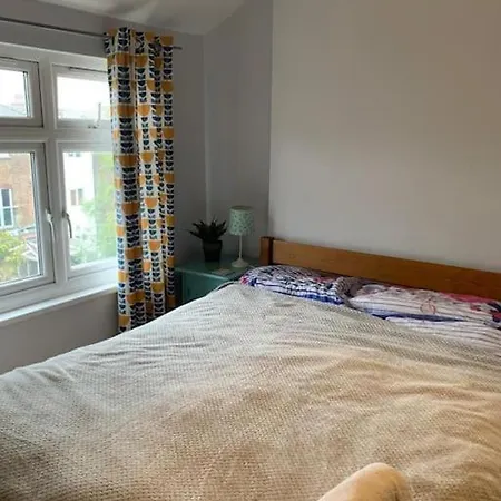 7 Bedroom Victorian House Zone 2 Holiday home *