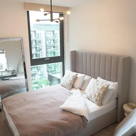 Luxury By Arts Apartment London