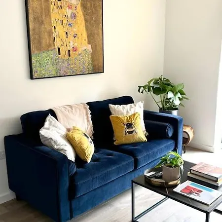 Luxury By Arts Apartment London