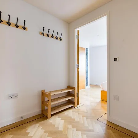 Apartment Spacious, Modern 3-bed London