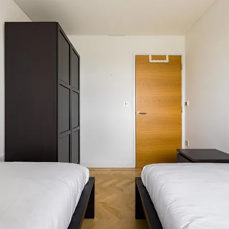 Spacious, Modern 3-bed Apartment *